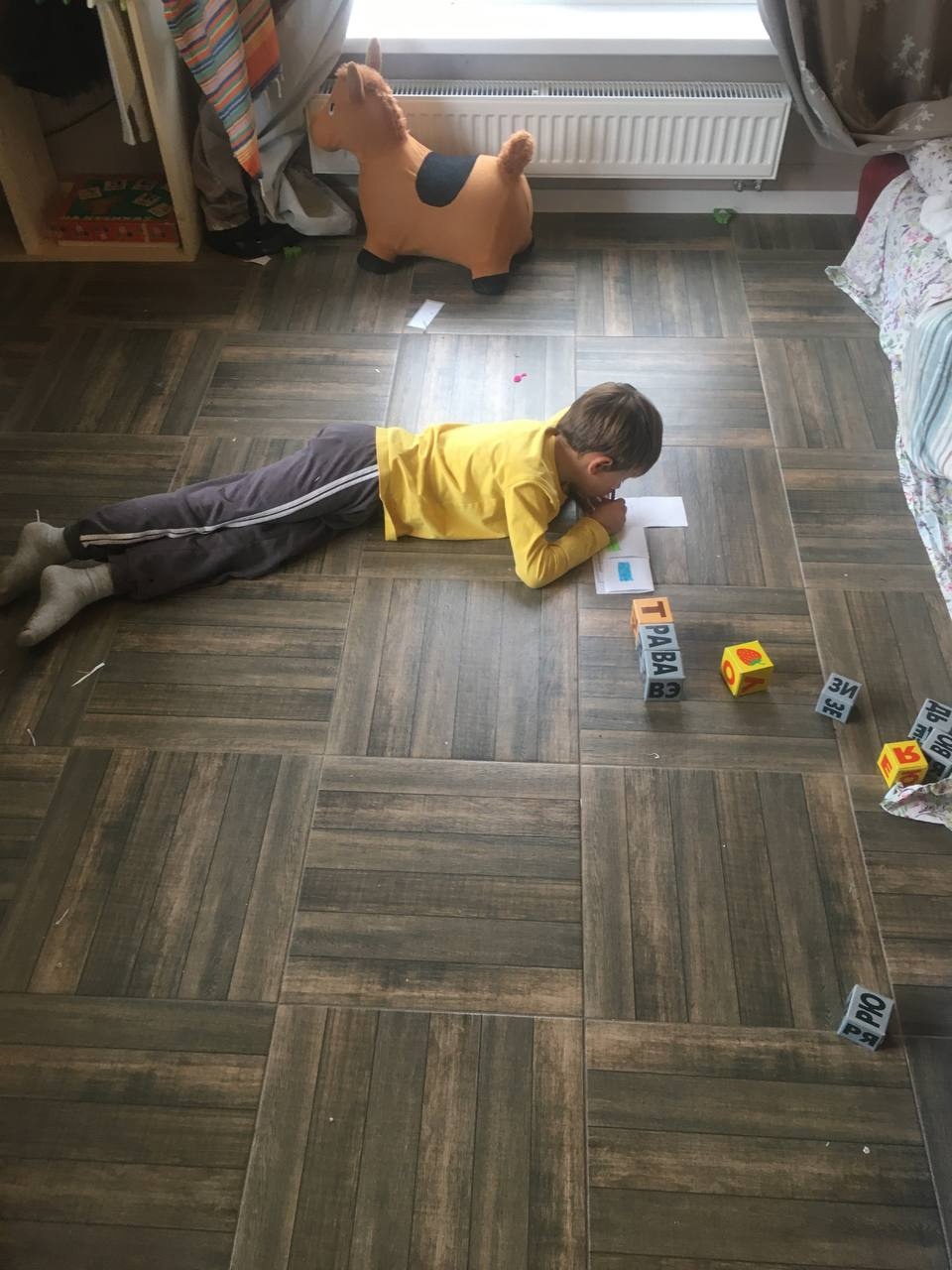 rebenok delaet domashnee zadanie